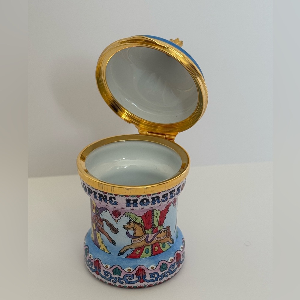 Staffordshire Enamels "Galloping Horses" carousel bonbonniere enamel box - Picture 2 of 7